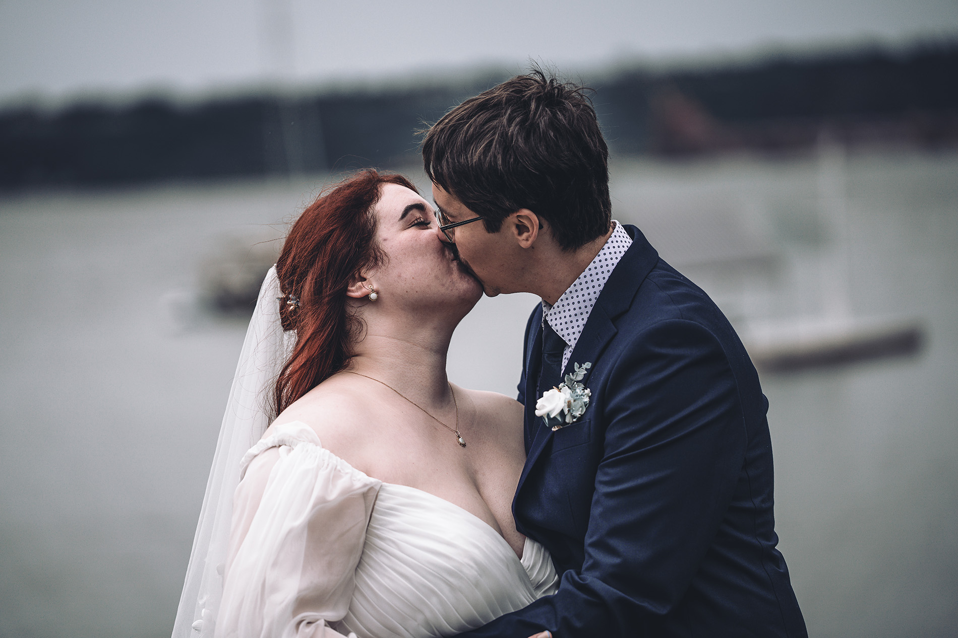 Mariage automnal au bord du fleuve
