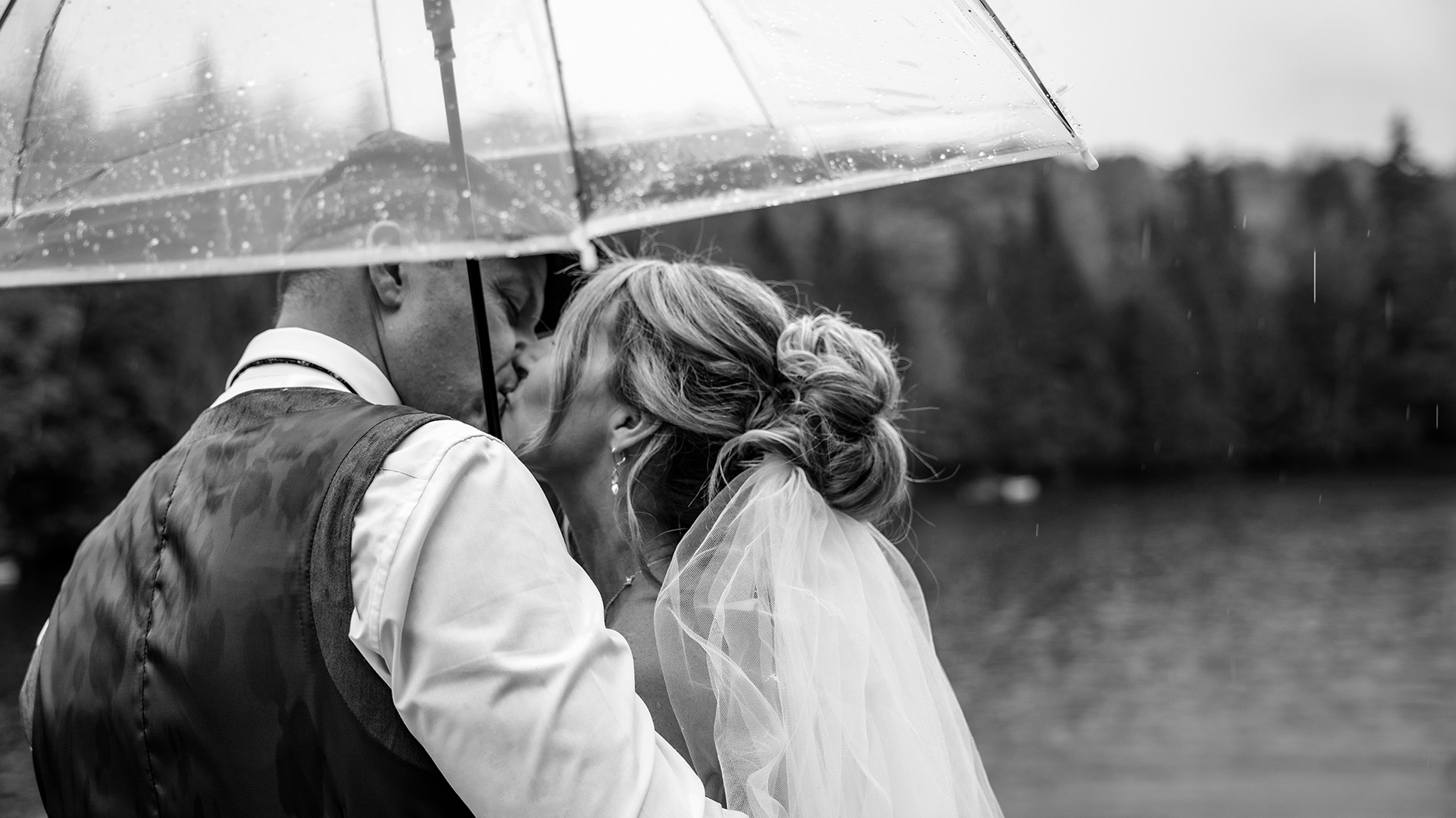 Mariage intime sous la pluie